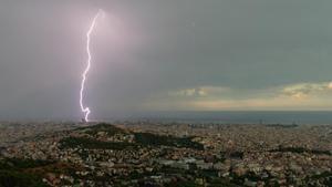 Fotos tomadas desde el Observatori Fabra durante la tormenta que ha cubierto Barcelona esta tarde