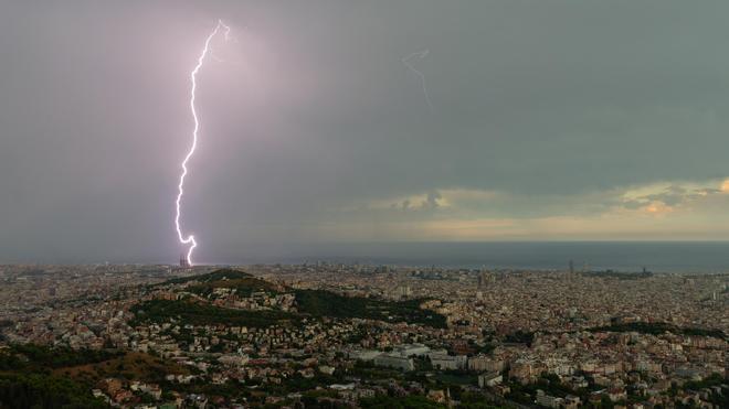 Fotos tomadas desde el Observatori Fabra durante la tormenta que ha cubierto Barcelona esta tarde