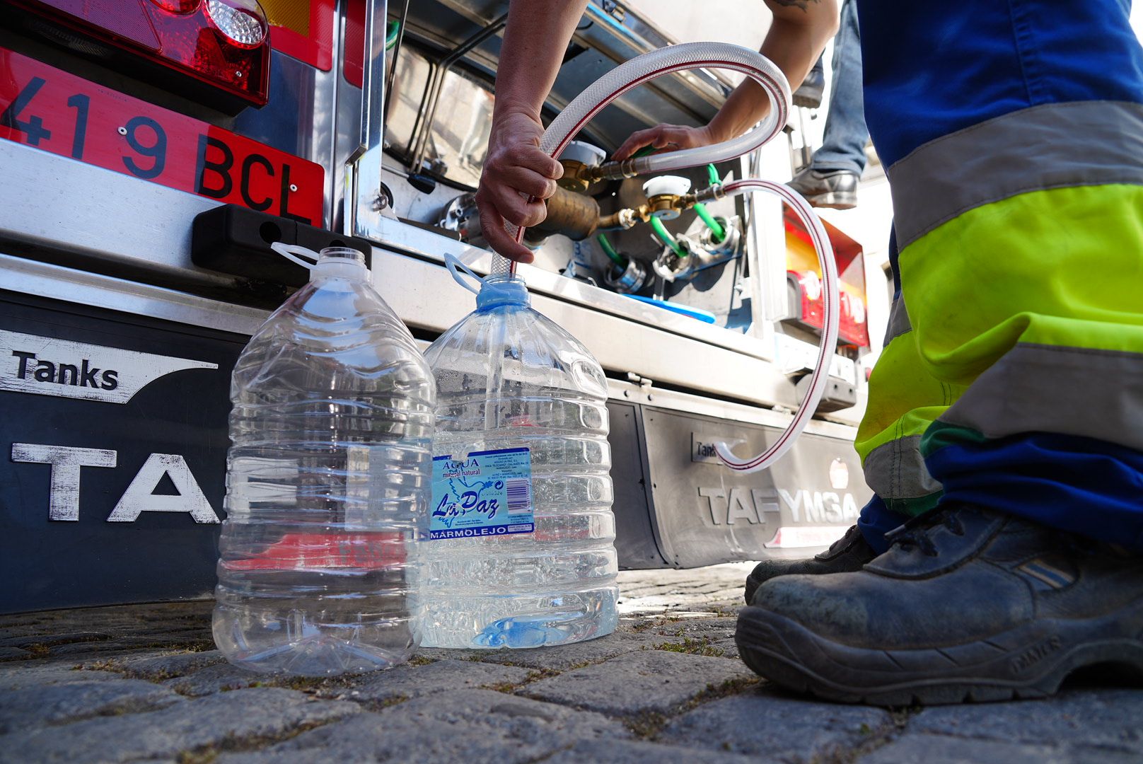 El primer camión cisterna reparte agua en Pozoblanco