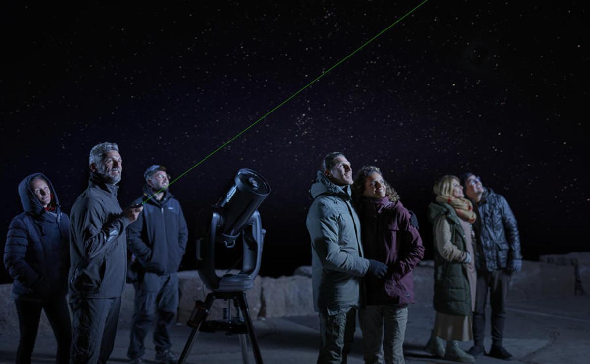 Un grupo de personas participan en una observación astronómica en Tenerife.