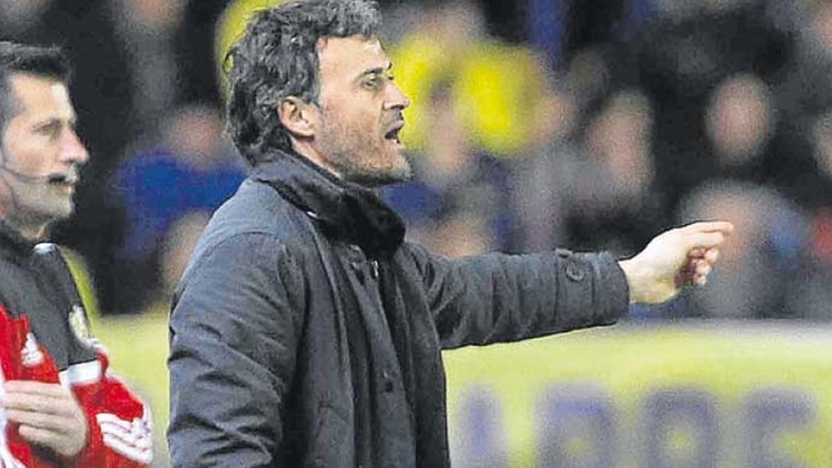 Luis Enrique da instrucciones a su equipo en El Madrigal