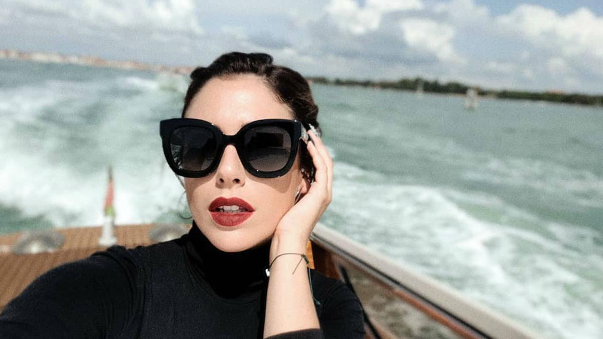 Blanca Suárez en Venecia con cuello vuelto y maxi gafas de sol