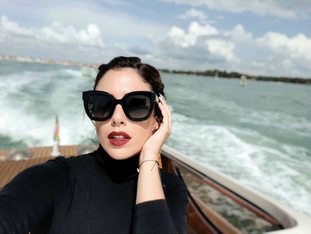 Blanca Suárez en Venecia con cuello vuelto y maxi gafas de sol