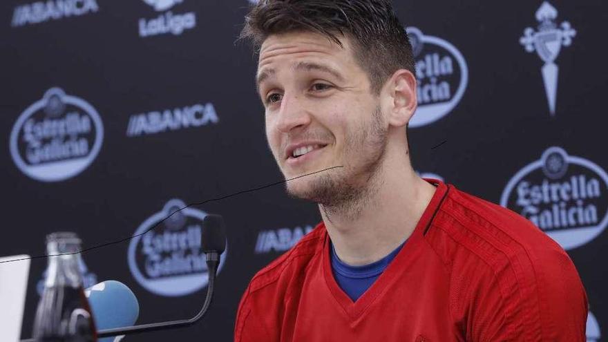 Nemanja Radoja, sonriente, durante su rueda de prensa de ayer en A Madroa. // Ricardo Grobas