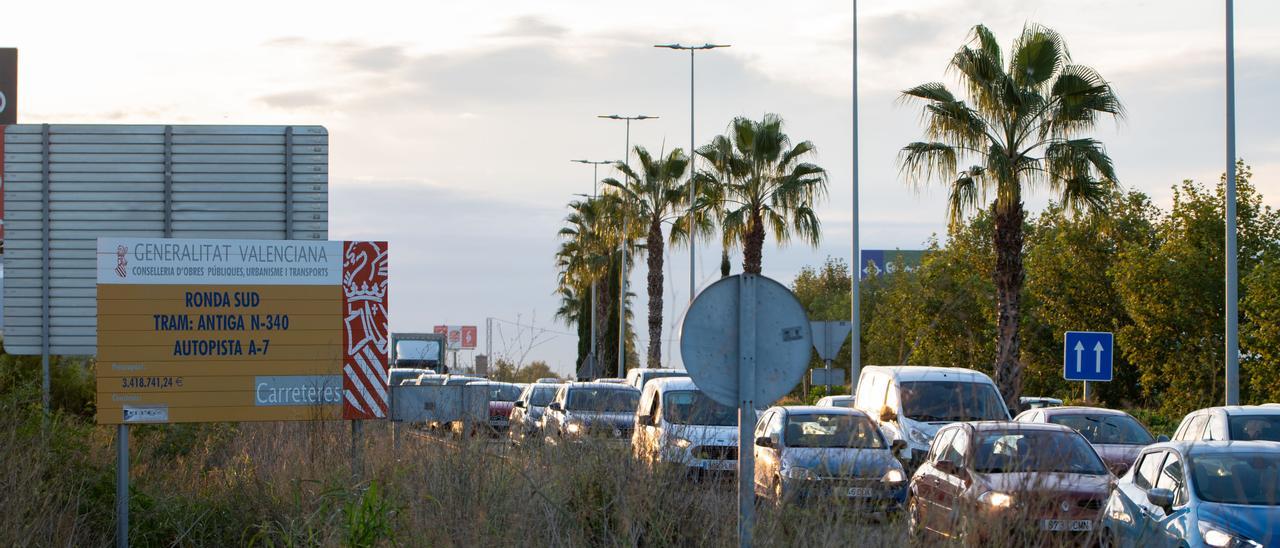 Circulación de vehículos en los accesos a Castelló.