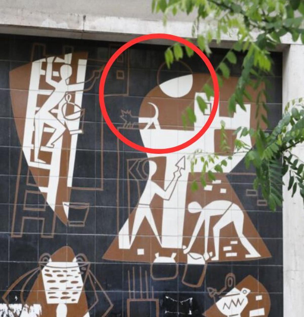 En la fachada encontramos la única representación animal de la obra en lo que parece ser un perro ladrando