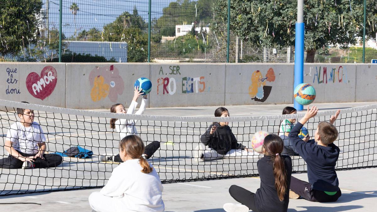 Voleibol sentado en el colegio Es Vedrà