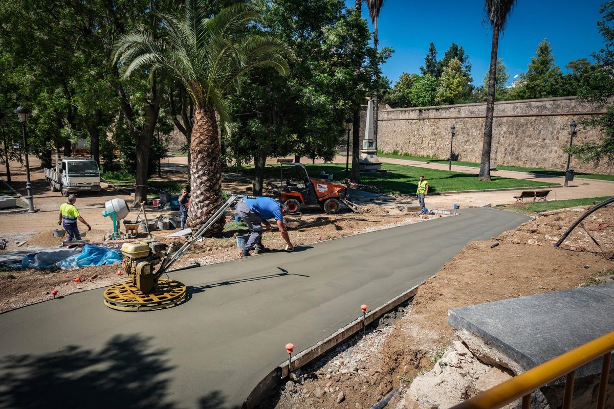 Trabajos en la rampa habilitada en el parque de Los Sitios.