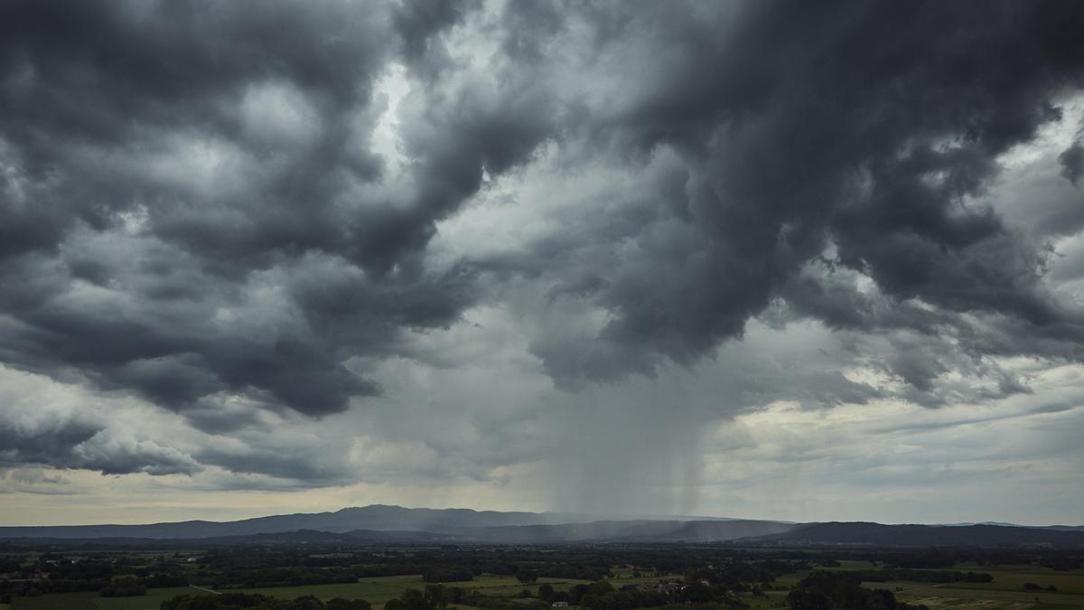 Cielo anunciando tormenta, ayer sobre Galicia.