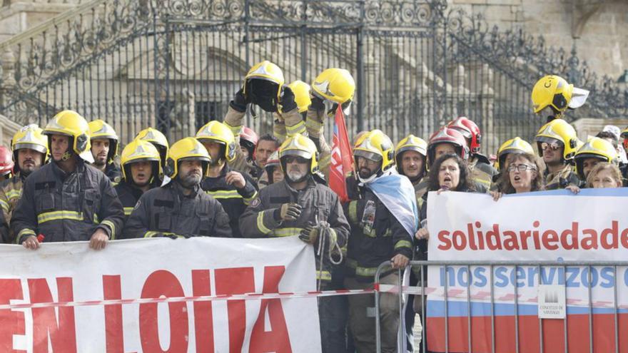 Los bomberos, en una manifestación en Santiago. |   // JESÚS PRIETO