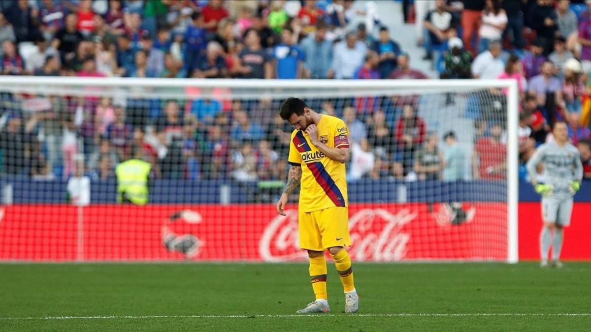 Messi, apesadumbrado, después de que Ter Stegen, al fondo, encajara otro gol en el campo del Levante.