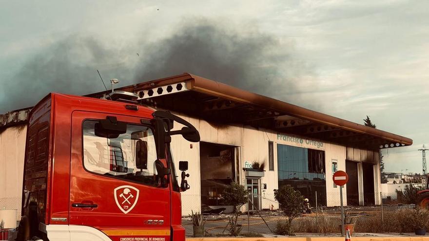Un incendio en un taller de camiones junto a una gasolinera obliga a confinar a vecinos en Vélez-Málaga