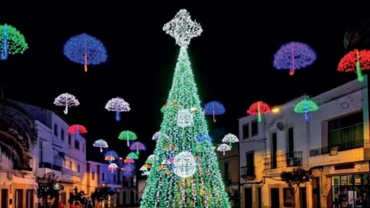 Imagen del árbol de Navidad en la plaza de Malpartida de Cáceres.