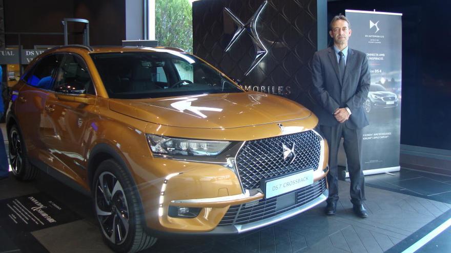 Víctor Masclans, gerant de Futurauto Manresa, amb un model de luxe