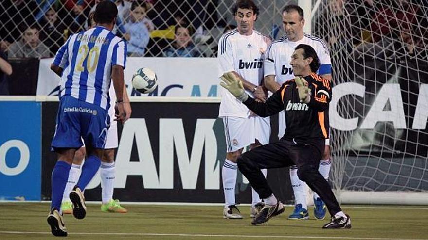 Djalminha pica un balón en una falta en el bordel del área del Madrid. / daniel atanes