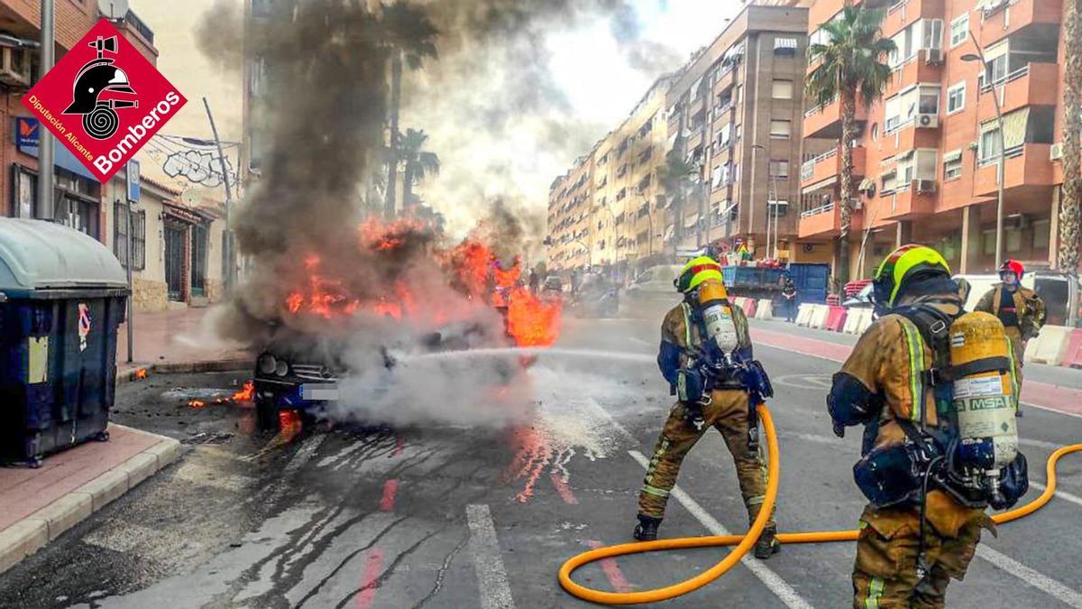 El vehículo en llamas en la avenida Beniardà de Benidorm.