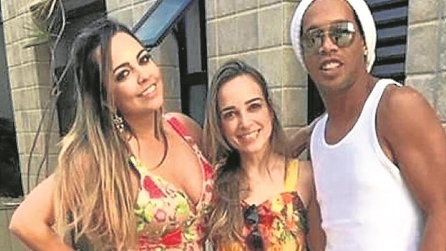 Ronaldinho se casa con dos a la vez