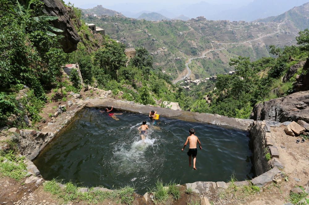 Chicos nadan en un estanque en las montañas, en el distrito Jafariya de la provincia occidental de Raymah, Yemen.