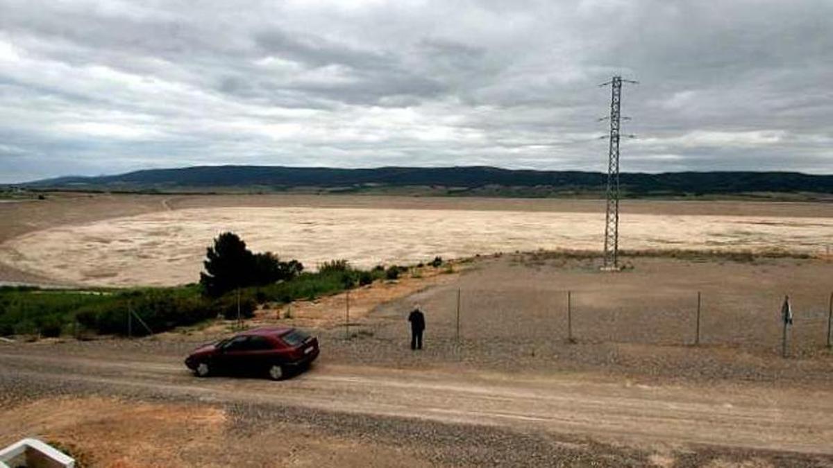 Embalse de San Diego vacío. La infraestructura se sitúa a caballo entre Villena (Alicante) y Fontanars dels Alforins (València)
