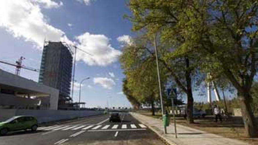 El nuevo vial que prolonga el paseo Fluvial hasta el puente Real se abre al tráfico