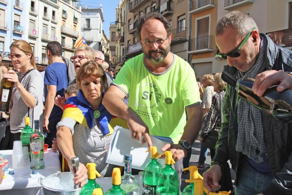 Penjada de cartells a Manresa pro referèndum