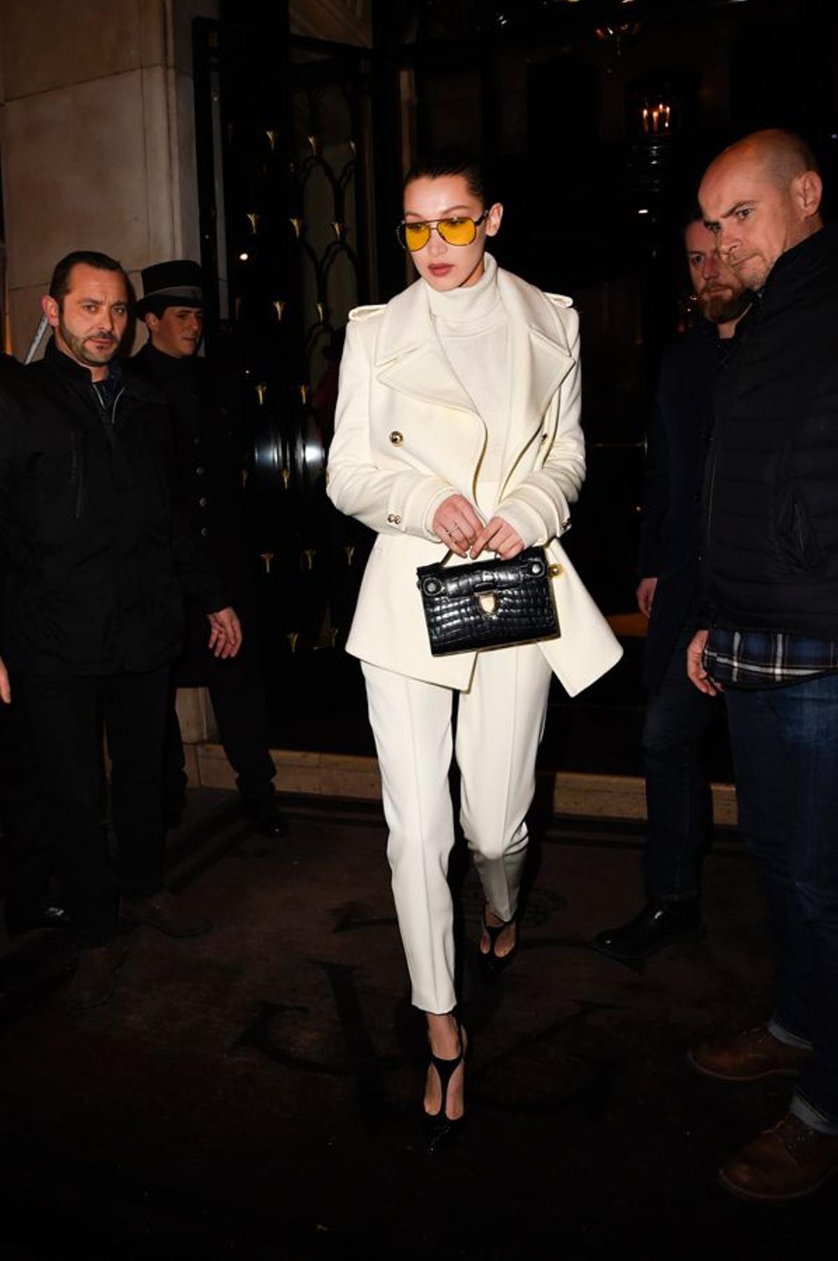 Look monocolor: Bella Hadid con estilismo en blanco