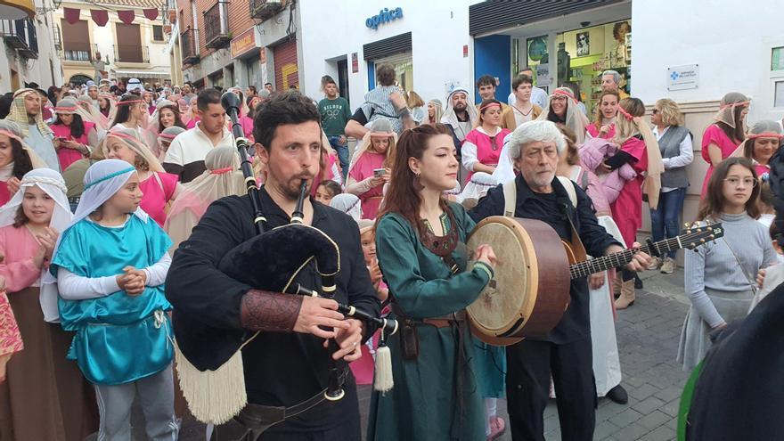 Un pasacalles con más de 300 personas abre en Almodóvar &#039;El Zoco de la Encantá&#039;