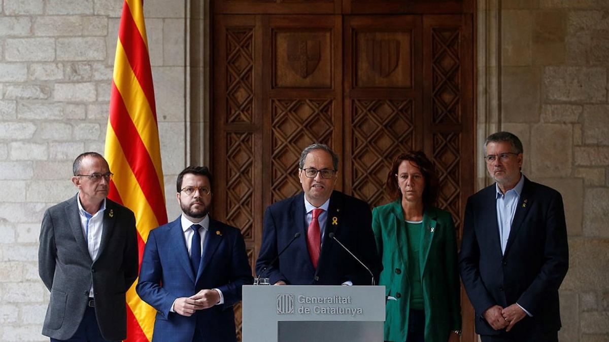 El presidente de la Generalitat, Quim Torra, junto a su vicepresidente, Pere Aragonés, y los alcaldes de Girona, Tarragona y Lleida, durante su comparecencia sin preguntas, este sábado