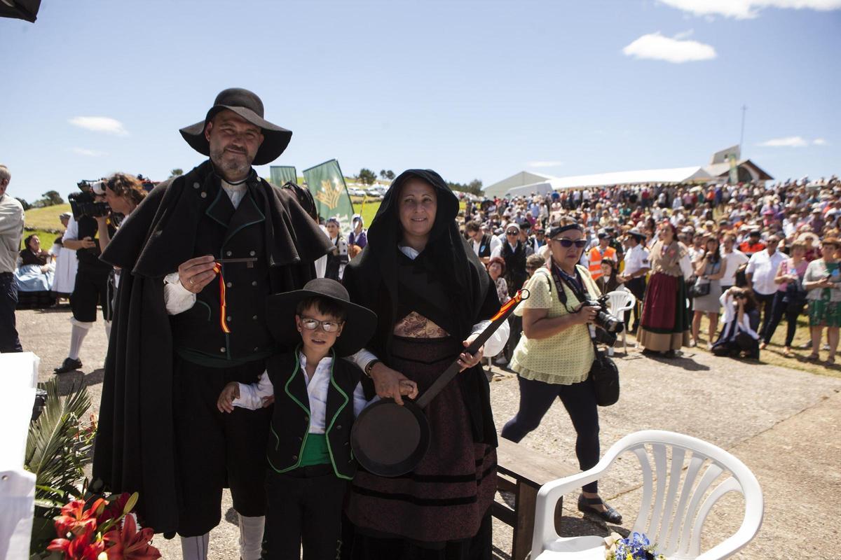 En imágenes: Así es la boda vaqueira que cada último domingo de julio llena la braña de Aristébano