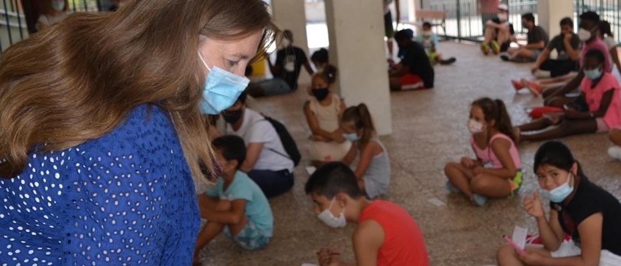 La concejala, en una actividad del servicio del pasado verano