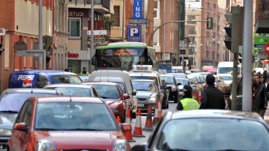 Caos de tráfico por el asfaltado del centro en Castelló