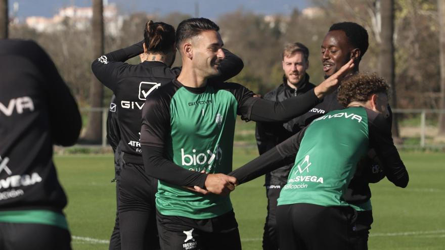 Kike Márquez bromea con Simo en el entrenamiento del Córdoba CF.