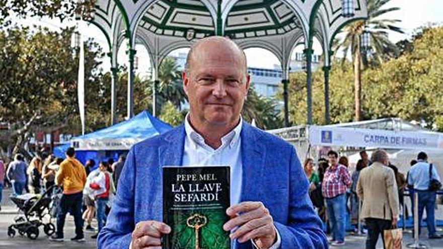 Pepe Mel posa con su libro presentado ayer en la Feria del Libro de la capital grancanaria, &#039;La llave sefardí&#039;.