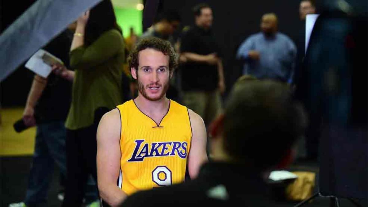 Marcelino Huertas deja Los Ángeles Lakers