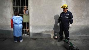 AME9750. LIMA (PERÚ), 16/06/2023.- Fotografía de archivo fechada el 16 de mayo de 2023 que muestra a un trabajador durante el proceso de fumigación a una vivienda del distrito El Agustino, como medida preventiva contra el dengue, en Lima (Perú). Al menos 31 menores de edad han fallecido por dengue en Perú y otros 45.900 se han contagiado en lo que va de 2023, advirtió este viernes la ONG Save the Children, que definió este aumento de casos como la peor epidemia de la enfermedad en el país en más de una década. EFE/ Paolo Aguilar ARCHIVO