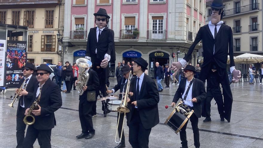 Los "Granujas a todo ritmo", ayer, a su paso por la plaza de España.