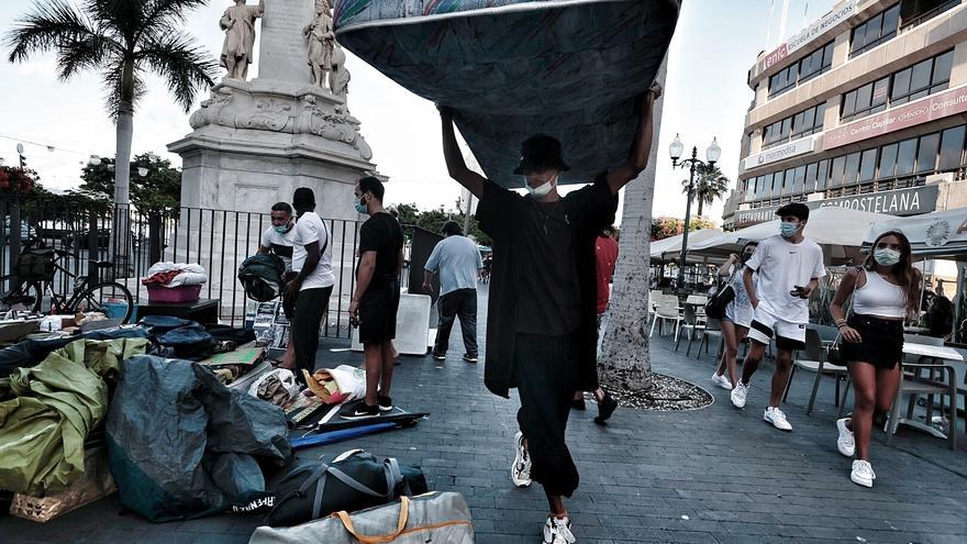 Traslado de la acampada de la plataforma antidesahucios en Santa Cruz