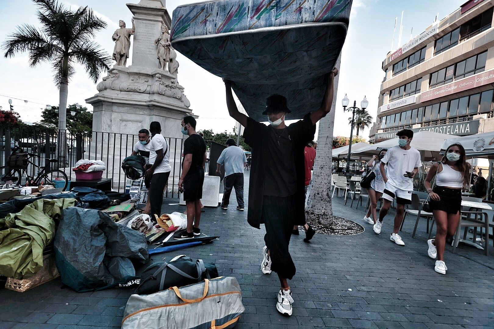 Traslado de la acampada de la plataforma antidesahucios en Santa Cruz