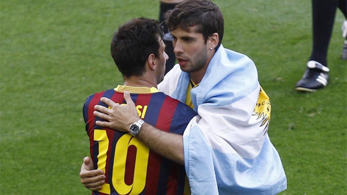 Messi felicita a Insua tras el Barça-Atlético en el que los rojibalncos ganaron la Liga 2013-14 en el Camp Nou