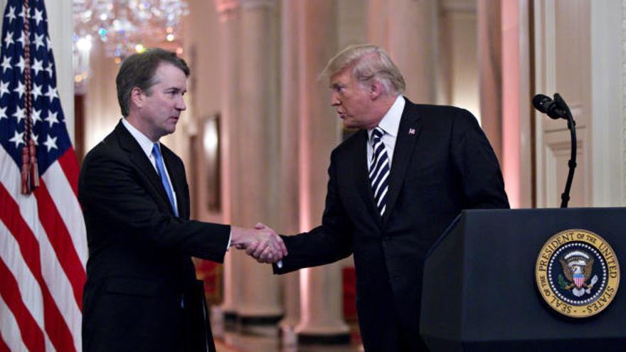 Kavanaugh toma posesión como juez del Supremo