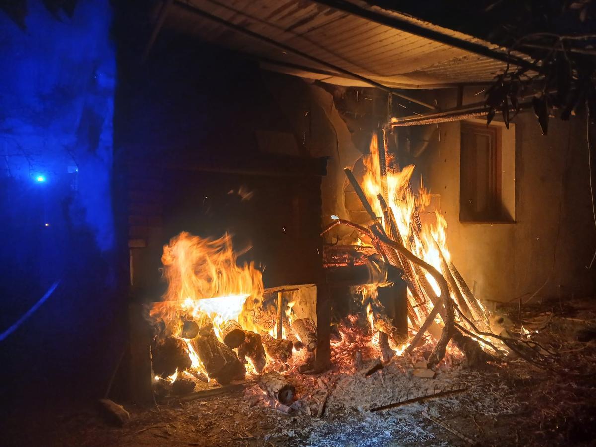 El incendio en la barbacoa de Trabanca Badiña, anoche.