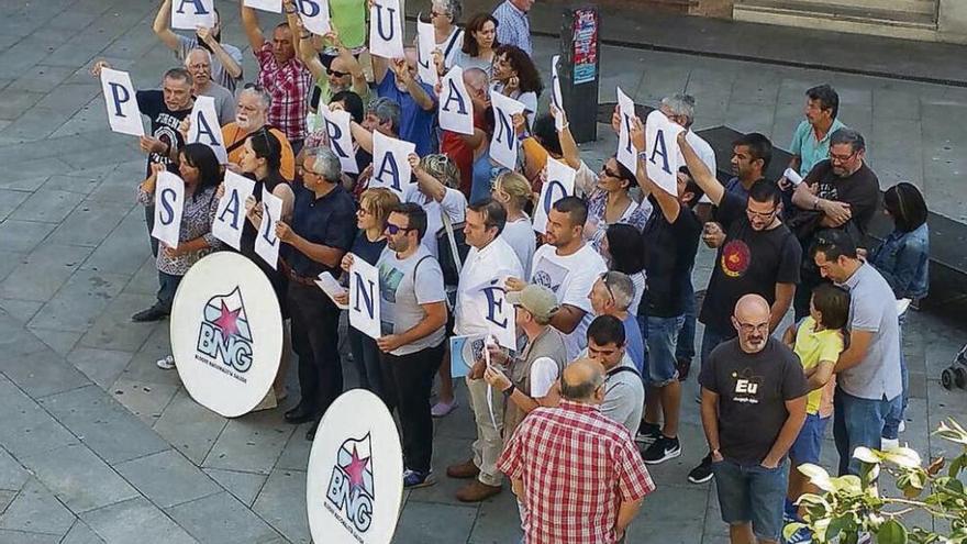 La protesta desarrollada ayer en la Praza de Galicia, Vilagarcía. // Noé Parga