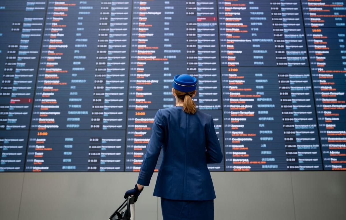 Azafata mirando un panel de vuelo