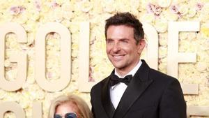 Bradley Cooper con su madre, en la alfombra roja de los Globos de oro 2024