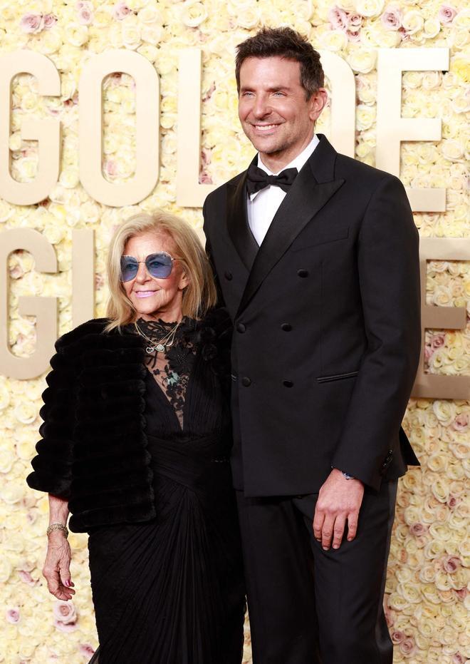 Bradley Cooper con su madre, en la alfombra roja de los Globos de oro 2024