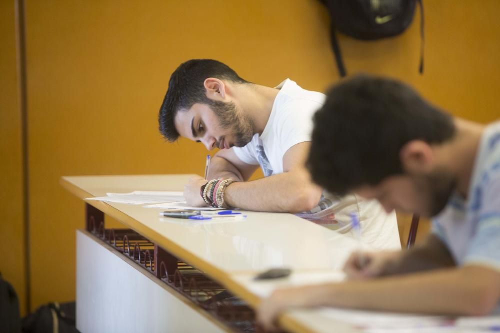 Los alumnos hacen los exámenes