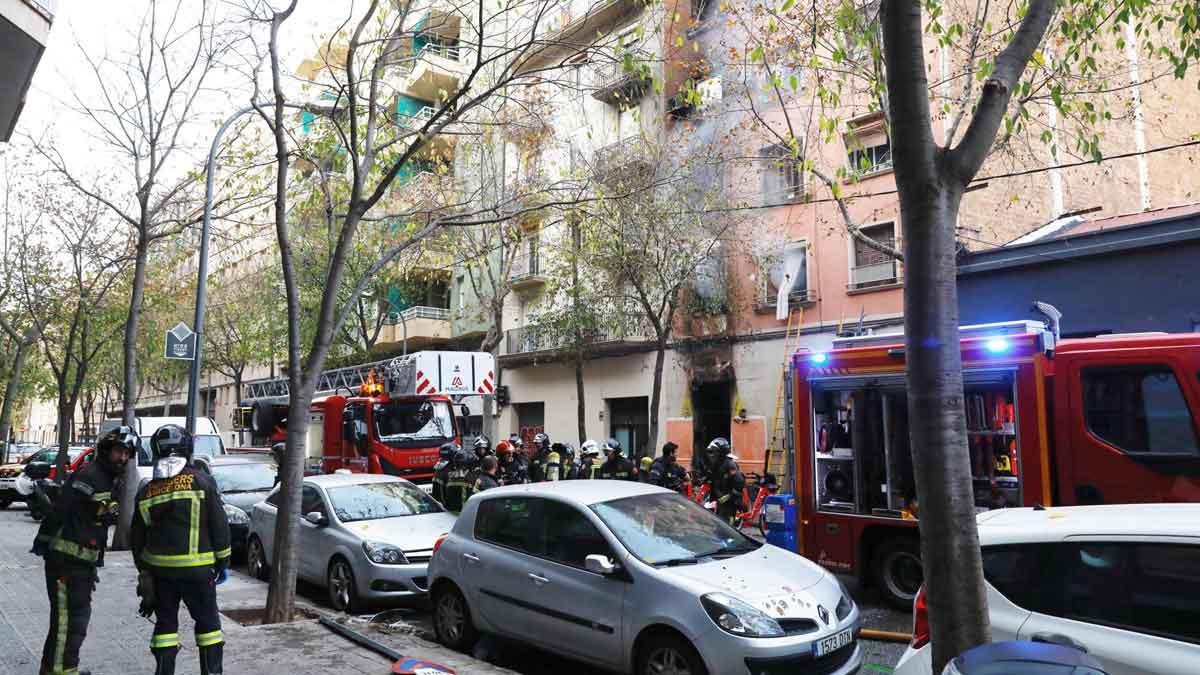 Incendio en un edificio de la calle de Enamorats, en Barcelona.