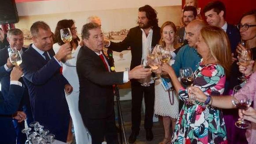 Brindis de las fuerzas políticas con el pregonero. // R.V.