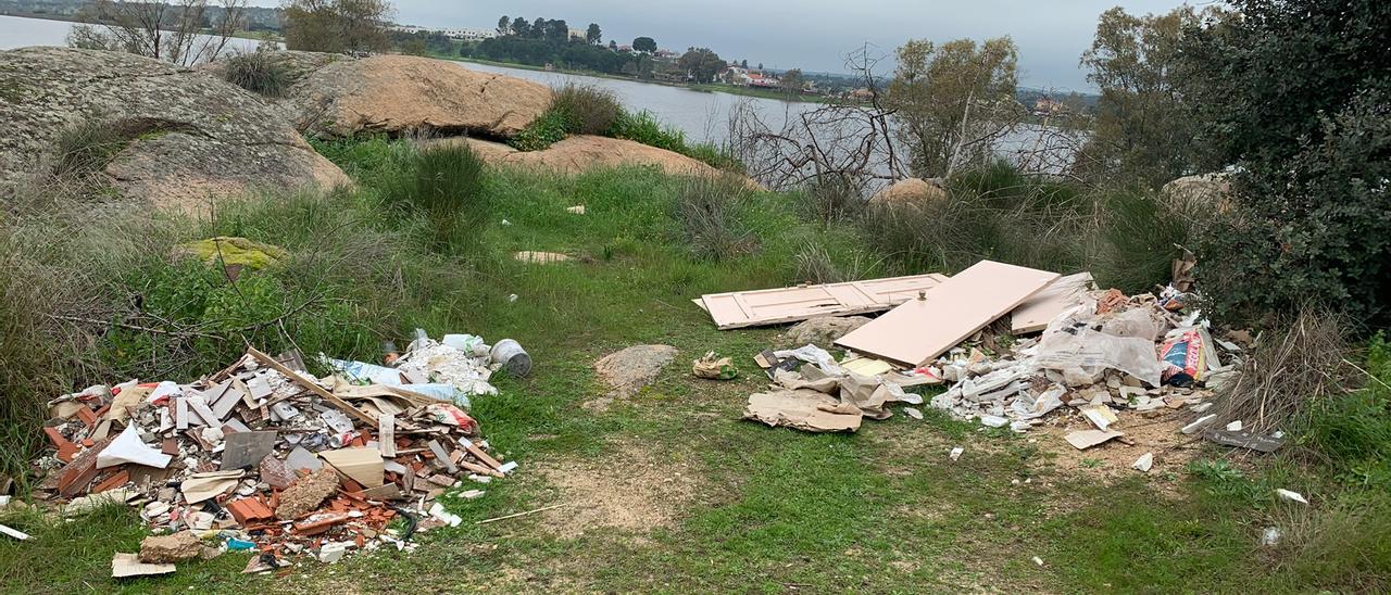 Ripios y basura acumulada junto al embalse de Proserpina, en Mérida.