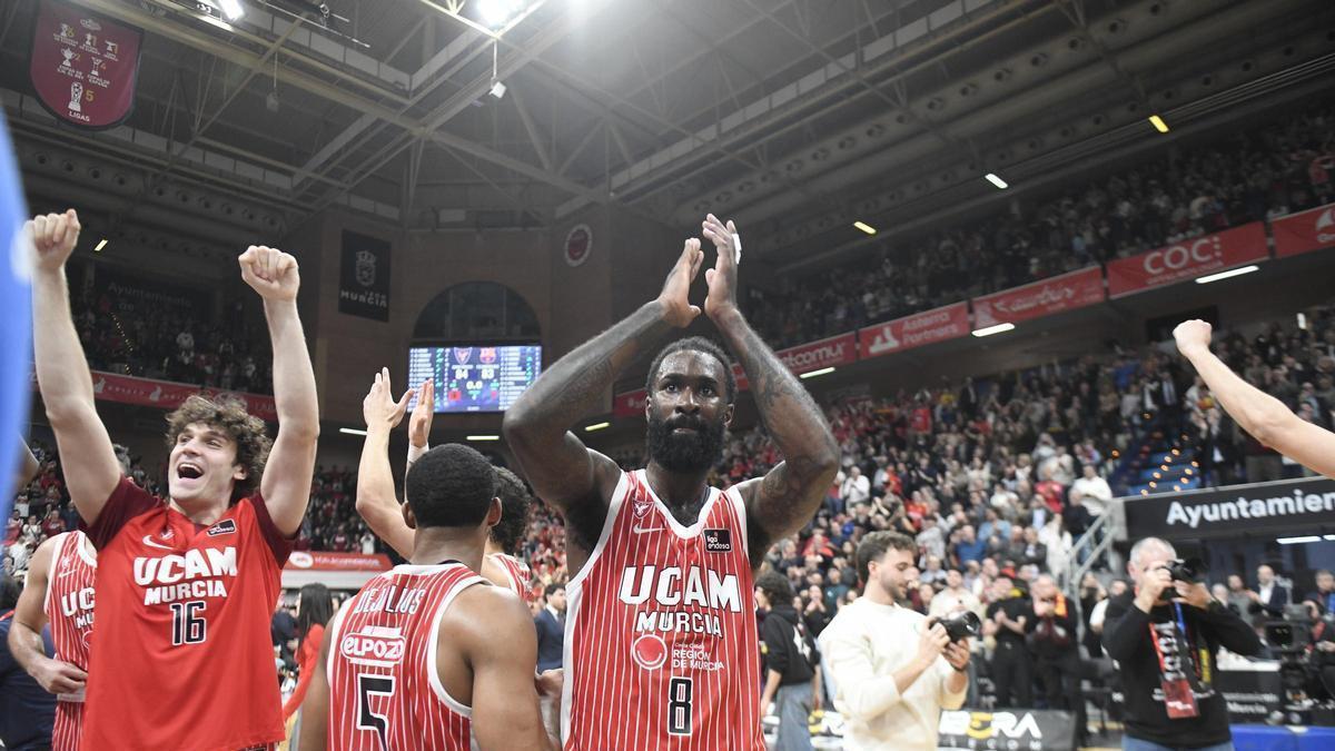 Los jugadores del UCAM Murcia celebrando ayer la victoria lograda frente al Barça.
